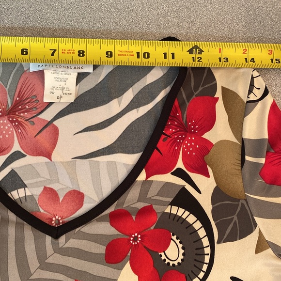 Papillon Blanc - v- neck floral top. Size S - Picture 4 of 7